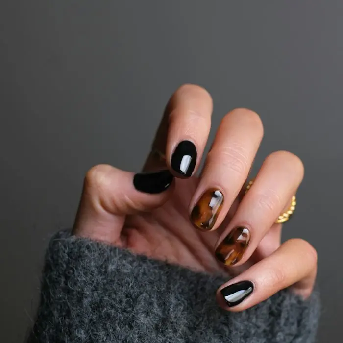 Tortoiseshell nail style
